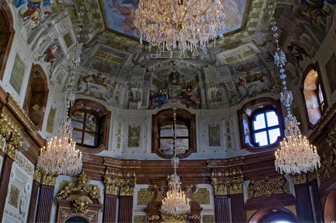 Interior hiasan, termasuk 4 lampu gantung, dari Marble Hall di Upper Belvedere, Wina, Austria