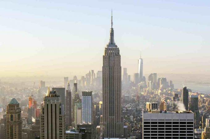 mencari pencakar langit kota, gedung pencakar langit melangkah besar di tengah dan pencakar langit perak di latar belakang, melihat ke arah Lower Manhattan