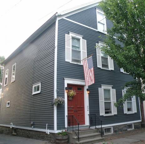 Rumah abu-abu dan putih di Stockade, Schenectady, NY