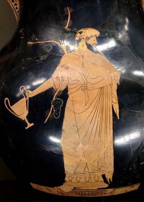 Dionysus memegang gelas. Amphora sosok merah, oleh Berlin Painter, c. 490-480 SM.