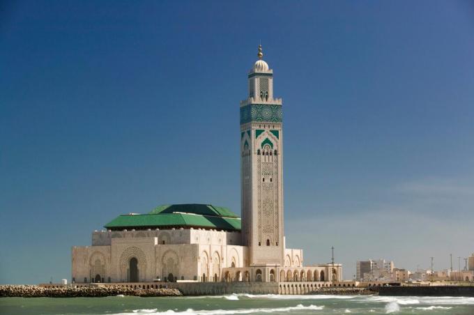 Masjid Hassan II, selesai pada tahun 1993 di Pantai Atlantik, di Casablanca, Maroko