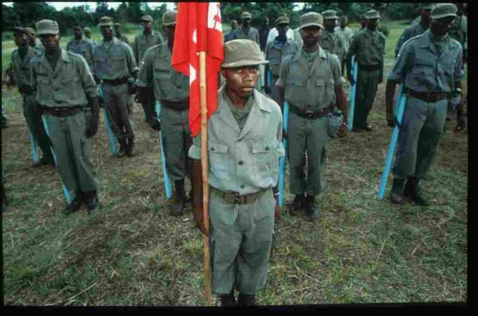 Pasukan berseragam dalam formasi, Liberia.