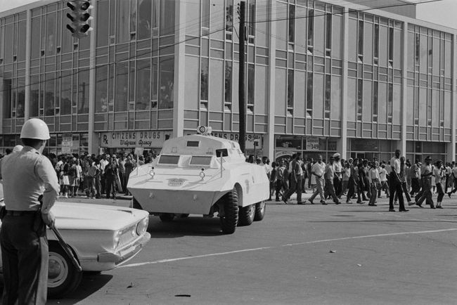 Orang kulit hitam Amerika berbaris di sudut 16th Street dan 5th Avenue di Birmingham, Alabama, pada awal Kampanye Birmingham, Mei 1963.