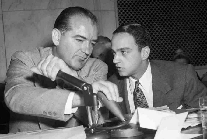 Foto Joseph McCarthy dan Roy Cohn