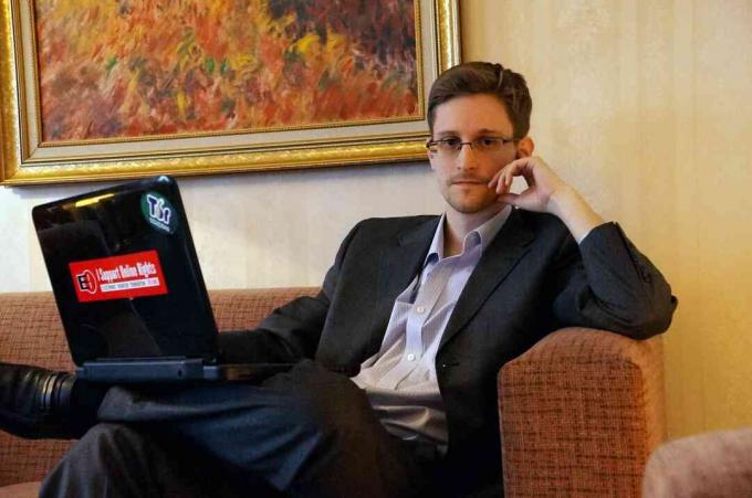 Edward Snowden berpose untuk foto selama wawancara di lokasi yang dirahasiakan pada Desember 2013 di Moskow, Rusia.