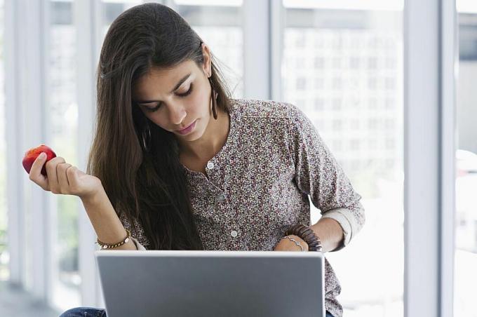 Wanita dengan Laptop dan Apple