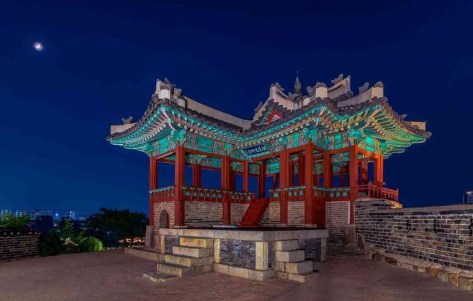 Benteng Hwaseong di Suwon, Korea Selatan pada malam hari.