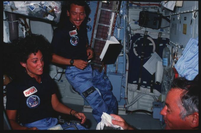 Astronaut Judith Resnik naik Discovery.