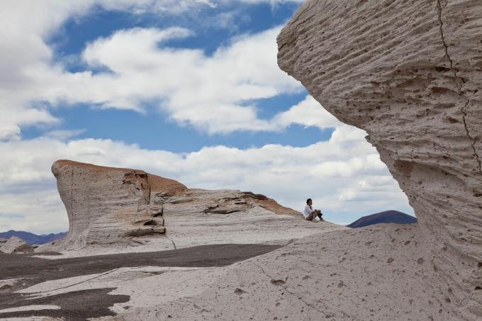 Letusan gunung berapi dapat membentuk lapisan batu apung yang luas, seperti medan batu di Argentina ini.