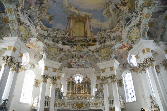 Jerman, Bavaria, pemandangan interior gereja Wieskirche dari organ gereja dan lukisan di langit-langit yang menggambarkan Door of Heaven / Paradise