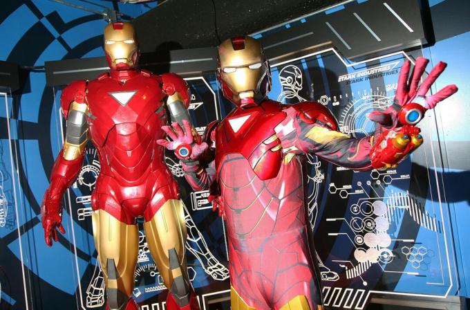 Seorang Iron Man berkostum dengan Iron Man lilin di Madame Tussauds di New York City.