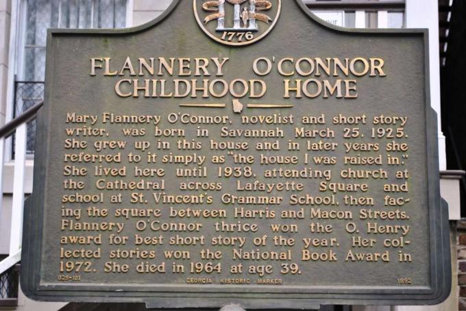 Plakat di rumah masa kecil Flannery O'Connor