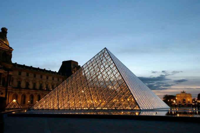 Piramida Louvre oleh IM Pei
