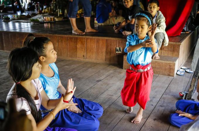 Anak belajar tarian tradisional di Kamboja