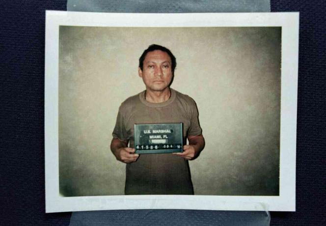 Tembakan mug Manuel Noriega