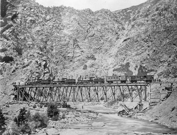 Pemandangan konstruksi bagian Union Pacific dari Transcontinental Railroad melintasi Devil's Gate Bridge, Utah, 1869.