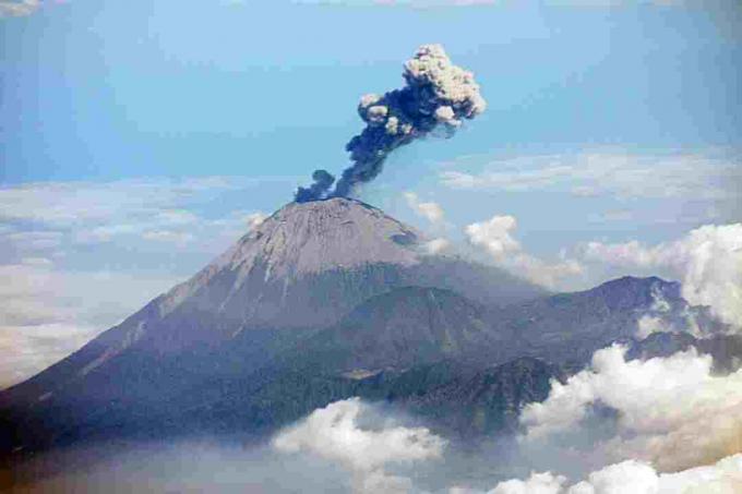 Gunung Api Semeru di Indonesia adalah stratovolcano aktif.