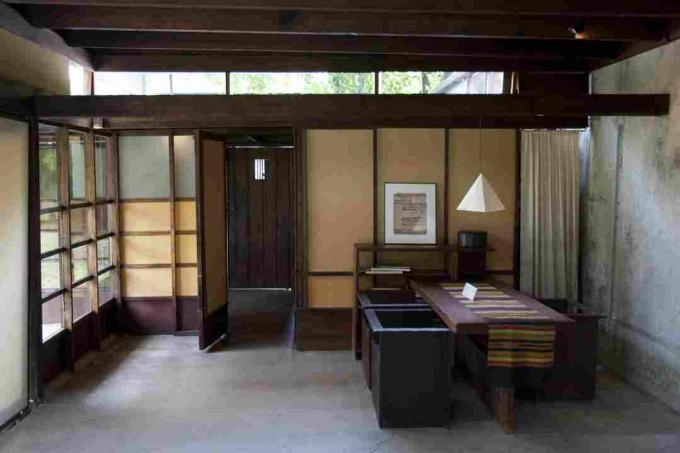 Dinding jendela dan jendela clerestory menerangi ruang interior di Schindler House 1922 di Los Angeles, California