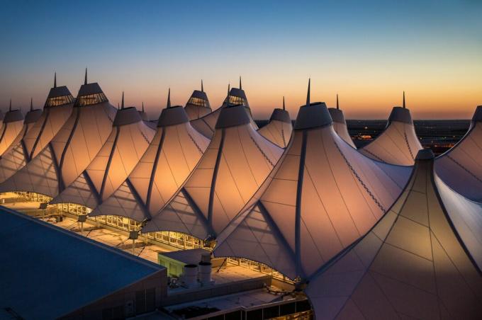 Konstruksi tenda tertutup kain (atau teepee) yang tidak biasa di terminal bandara utama, dirancang untuk mencerminkan Pegunungan Rocky yang tertutup salju terdekat