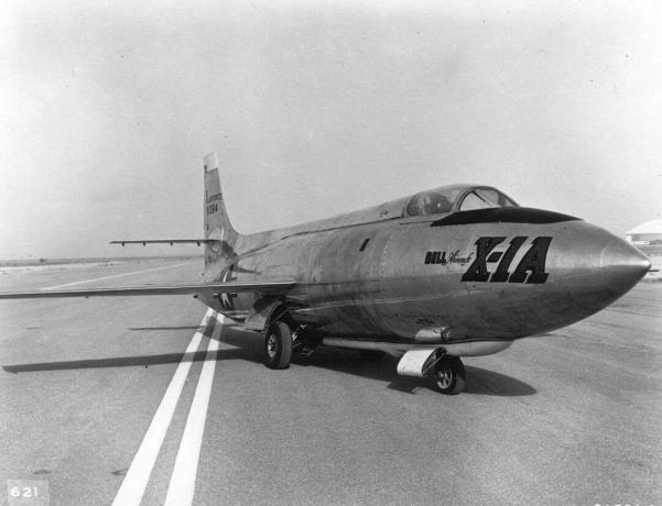 Bell X-1A diparkir di landasan pacu.