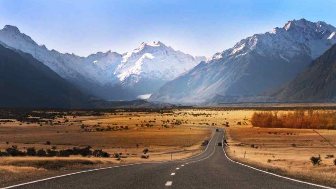 Jalan menuju Gunung Cook terlihat di ujung jalan