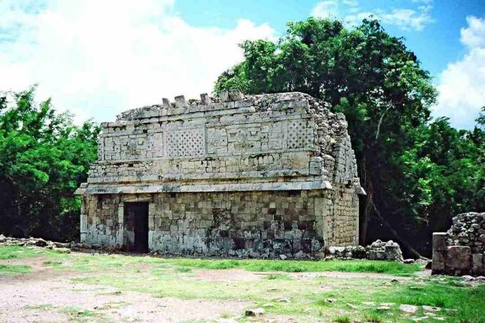 Rumah Maya yang terawat baik dalam gaya Puuc di Chichén Itza