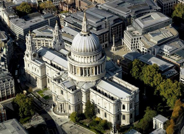 Ariel foto Katedral St Paul, London, kubah yang dirancang Christopher Wren di tengah salib