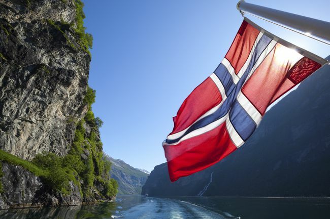 Bendera Norwegia di feri di Geiranger Fjord, Norwegia