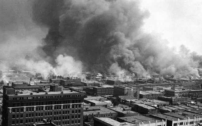 Kehancuran dari pembantaian ras Tulsa 1921.