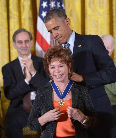 Allende menerima Presidential Medal of Freedom dari Presiden Obama