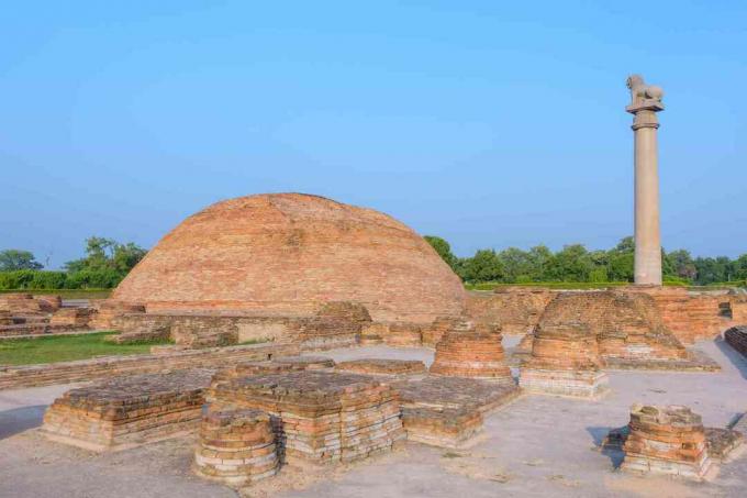 Stupa Ananda dan pilar Asokan di Kutagarasala Vihara, Vaishali, Bihar, India