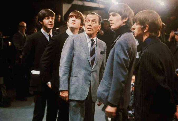 foto Ed Sullivan dengan The Beatles