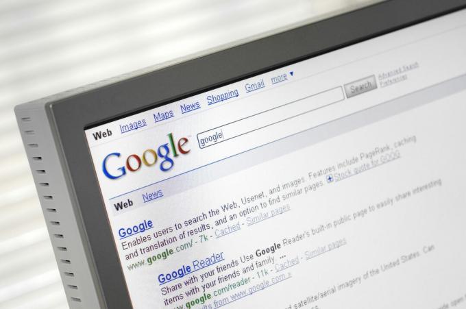 Halaman mesin pencari Google dengan hasil pencarian ditampilkan di monitor komputer