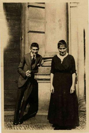 Franz Kafka dengan saudara perempuannya Ottla sebelum Oppelt House di Praha Artis: Anonim