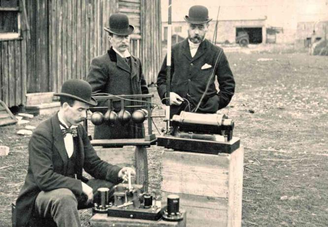 Foto lama para insinyur Kantor Pos Inggris sedang memeriksa peralatan radio Marconi saat demonstrasi di Pulau Flat Holm, 13 Mei 1897