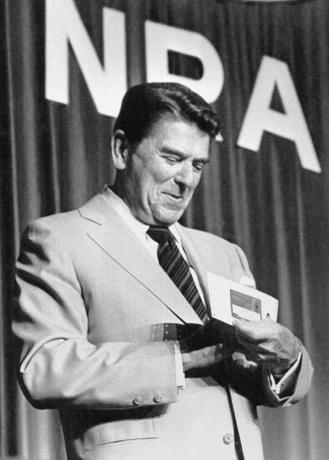 Presiden Reagan menerima kartu keanggotaan NRA-nya