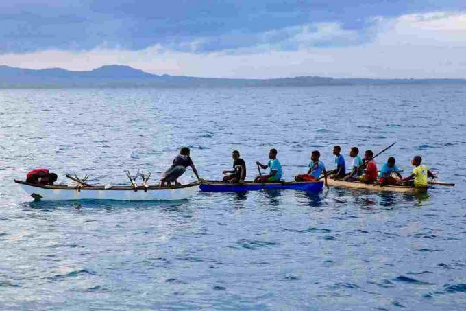 Para pria muda di sampan di Malakula Barat Laut, Vanuatu.