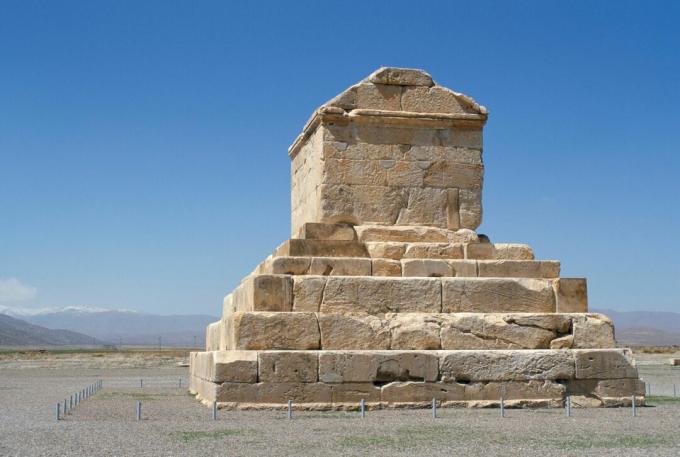 Makam Cyrus Agung di Pasargadae