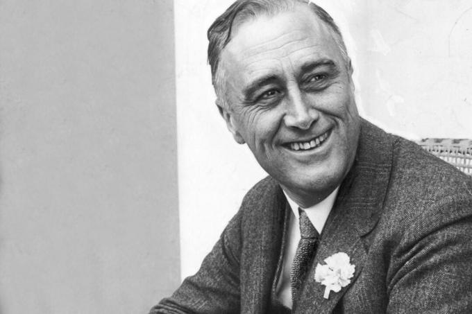 1928: Negarawan Amerika Franklin Delano Roosevelt (1882 - 1945) tersenyum ketika dia mendengar bahwa dia memimpin kontes untuk Gubernur Negara Bagian New York pada 1 Juni 1928.