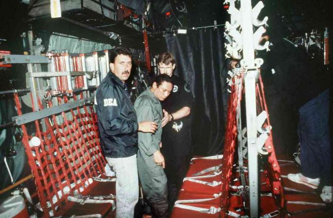 Manuel Noriega ditangkap