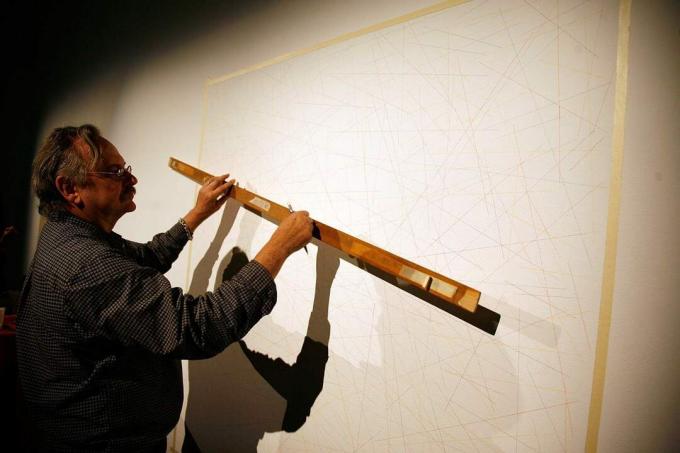 John Hogan membuat gambar garis Sol Lewitt