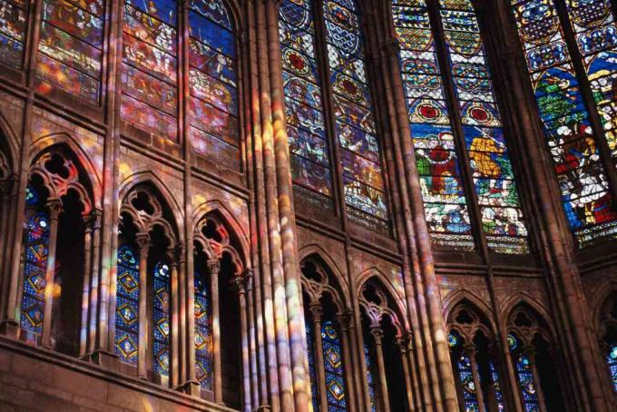 Jendela kaca patri di Katedral Saint-Denis, Paris, Prancis