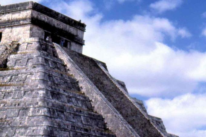 Platform astronomi memahkotai el Castillo di Chichen Itza