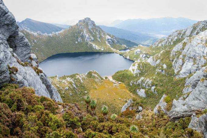 Tebing kuarsit mengelilingi Danau Oberon di Tasmania, Australia.