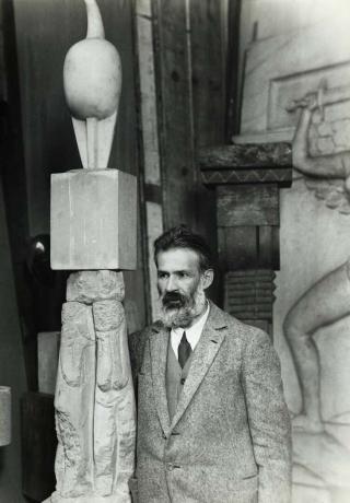 Constantin Brancusi dengan patung