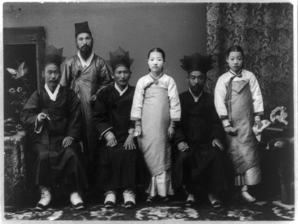 Para lelaki memakai beberapa gaya topi tradisional Korea yang berbeda.
