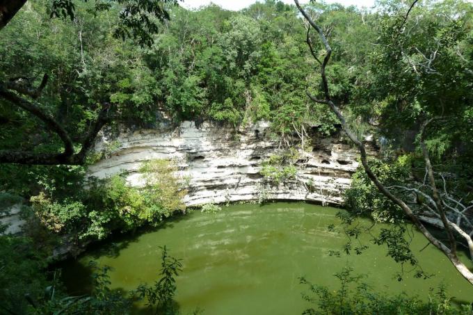 Sumur pengorbanan berwarna hijau tua di Chichen Itza