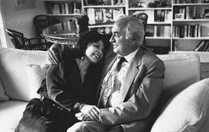 Penulis Isabel Allende dan suaminya William Gordon