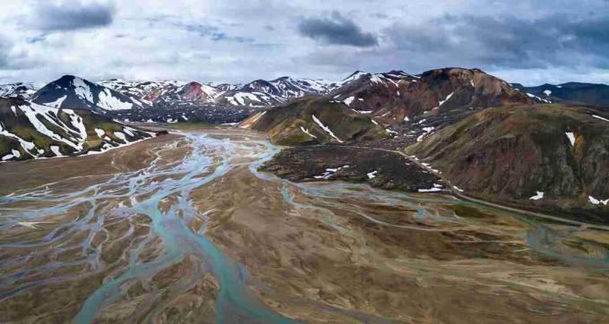 Landmannalaugar di Islandia menampilkan banyak warna yang diambil oleh riolit.