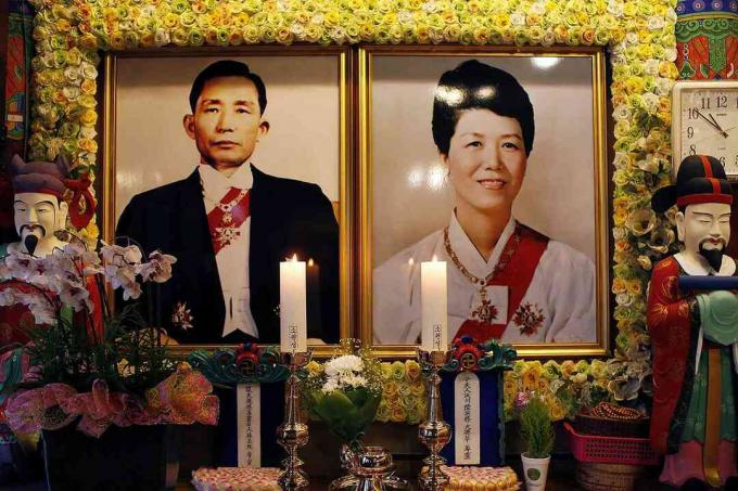 Presiden Park Chung-Hee dan Istrinya Yuk Young-Soo